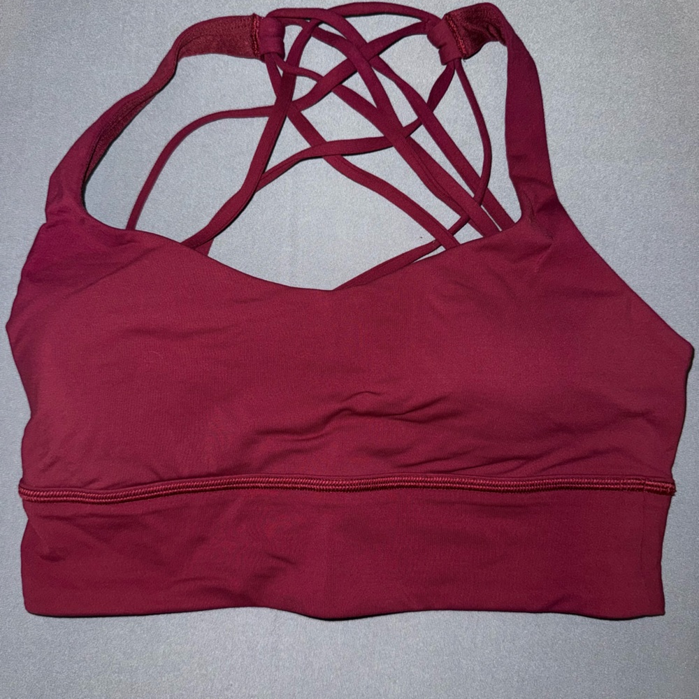 •Lululemon sports bra 
•Beautiful red color
•Size 8